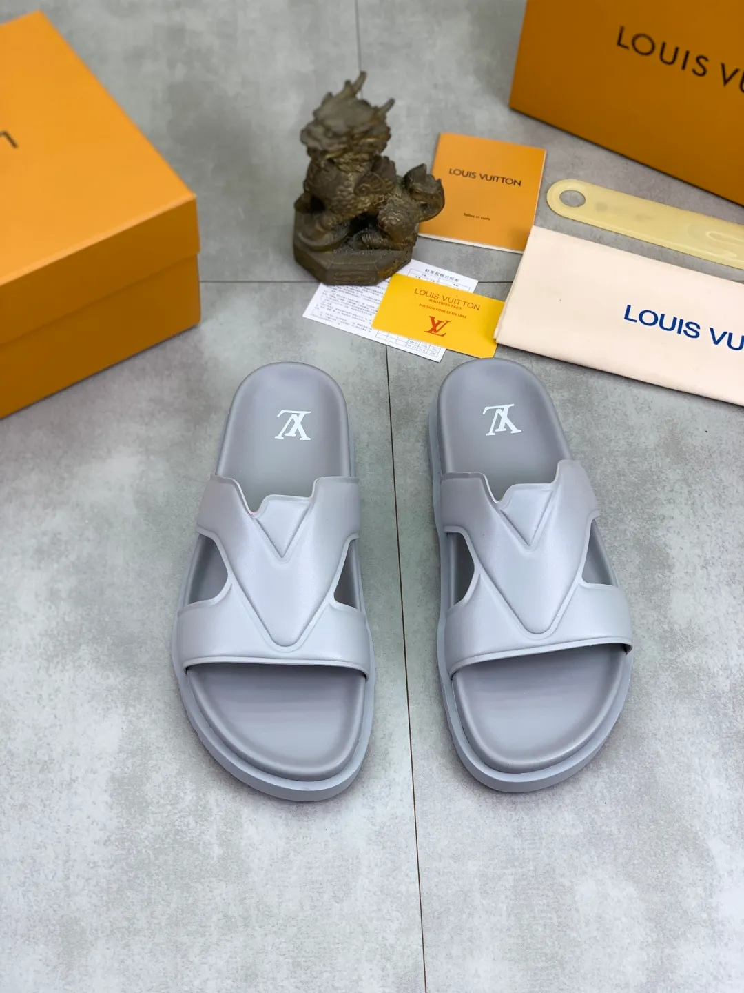 Men's shoes 💰P320💰【New style】🆘 Original quality 【LOUIS VUITTON】The popular Louis Vuitton LV men's slippers on the official website are on sale simultaneously! Original fabric imported from Italy, original factory special supply, code number: 38-44 (45 customized), many colors available